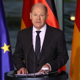 Der Ukraine-Krieg wird nicht die einzige Baustelle des Bundeskanzlers bleiben. Die Koalition hat sich in manchen Themen verkeilt: Wochenlange Streitereien über Waffenlieferungen, eine mögliche Impfpflicht und das Heizungsgesetz prägen die Debatten über die Ampel. Besonders laut sind die Grünen und die FDP, während Olaf Scholz öffentlich eher wenig von sich hören lässt. Laut einer stern-Umfrage von Ende Mai halten ihn nur 23 Prozent der Bürgerinnen und Bürger für führungsstark. Auch die Umfragewerte der SPD waren schon besser – sie liegt mit 18 Prozent gleichauf mit der AfD. Gleichzeitig reduzierte die Koalition die Gas-Abhängigkeit von Russland massiv, bescherte der Bundeswehr ein 100-Milliarden-Euro starkes Sondervermögen und kippte den Werbeparagraphen für Abtreibung § 219a im Strafgesetzbuch.