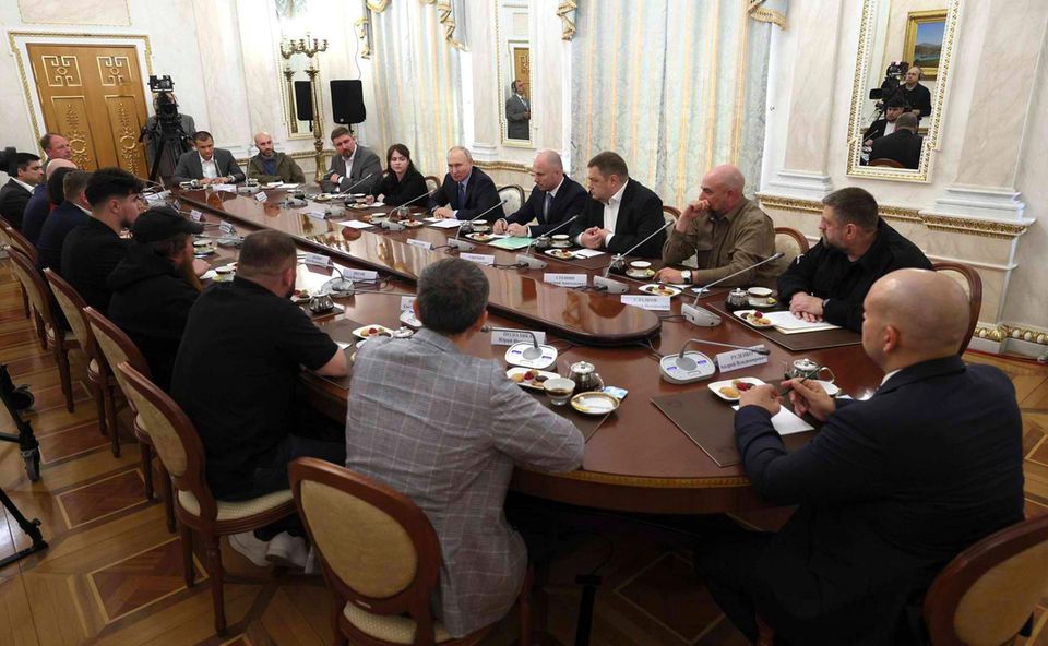 Wladimir Putin bei dem Treffen mit den bekanntesten Z-Bloggern 