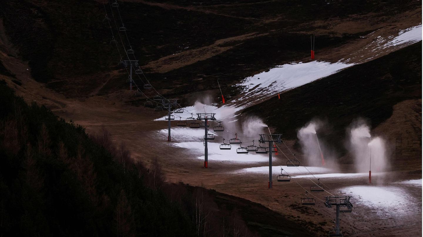 In Peyragudes im französischen Teil der Pyrenäen helfen Anfang Januar nur Schneekanonen, um den Ski- und Schnee-Fans zumindest etwas zu bieten. 
