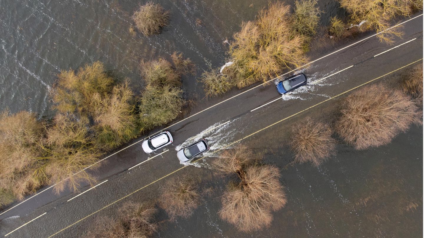 Ebenfalls in der ersten Januarwoche kämpfen sich Autofahrer in Großbritannien auf der überfluteten A1101 in Welney durchs Wasser. Die Flüsse Delph und New Bedford River sind über die Ufer getreten und haben auch die Hauptstraße überflutet.