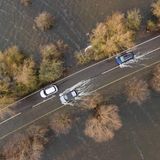 Ebenfalls in der ersten Januarwoche kämpfen sich Autofahrer in Großbritannien auf der überfluteten A1101 in Welney durchs Wasser. Die Flüsse Delph und New Bedford River sind über die Ufer getreten und haben auch die Hauptstraße überflutet.