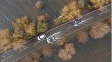 Ebenfalls in der ersten Januarwoche kämpfen sich Autofahrer in Großbritannien auf der überfluteten A1101 in Welney durchs Wasser. Die Flüsse Delph und New Bedford River sind über die Ufer getreten und haben auch die Hauptstraße überflutet.