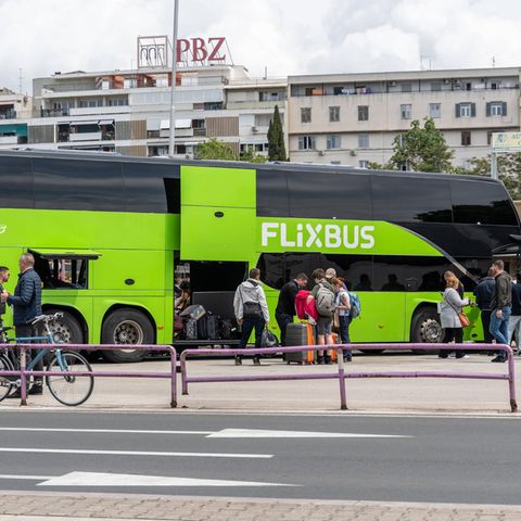 Konkurrenz für die Deutsche Bahn: Fahrgäste verladen ihr Gepäck im Flixbus
