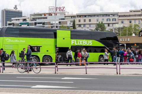 Konkurrenz für die Deutsche Bahn: Fahrgäste verladen ihr Gepäck im Flixbus