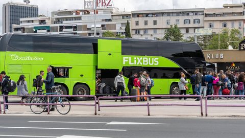 Konkurrenz für die Deutsche Bahn: Fahrgäste verladen ihr Gepäck im Flixbus