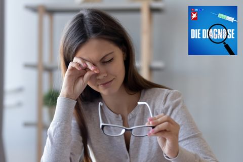 Eine Frau hat starke Schmerzen im rechten Auge