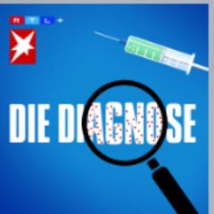 Eine Frau hat starke Schmerzen im rechten Auge