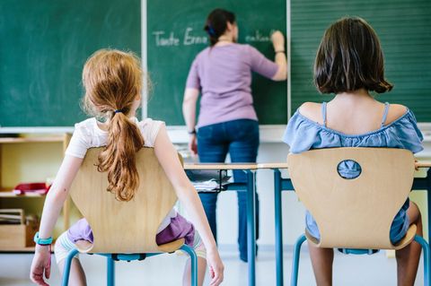 Kinder sitzen im Klassenzimmer
