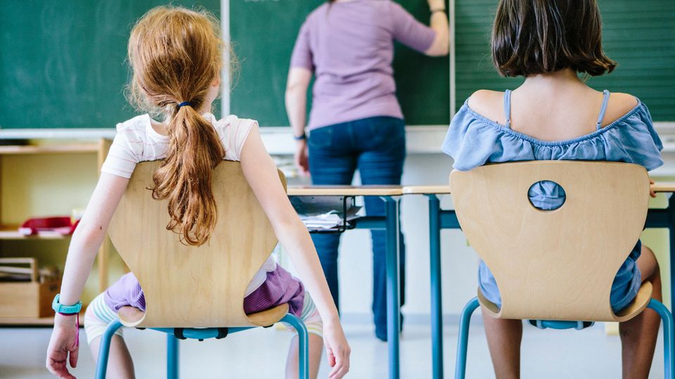 Kinder sitzen im Klassenzimmer