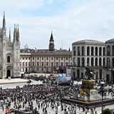 Menschen stehen auf dem Vorplatz des Mailänder Doms anlässlich des Staatsbegräbnisses für Silvio Berlusconi
