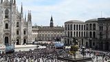 Menschen stehen auf dem Vorplatz des Mailänder Doms anlässlich des Staatsbegräbnisses für Silvio Berlusconi