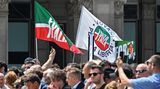 Berlusconi-Anhänger warten auf das Staatsbegräbnis und schwenken Fahnen