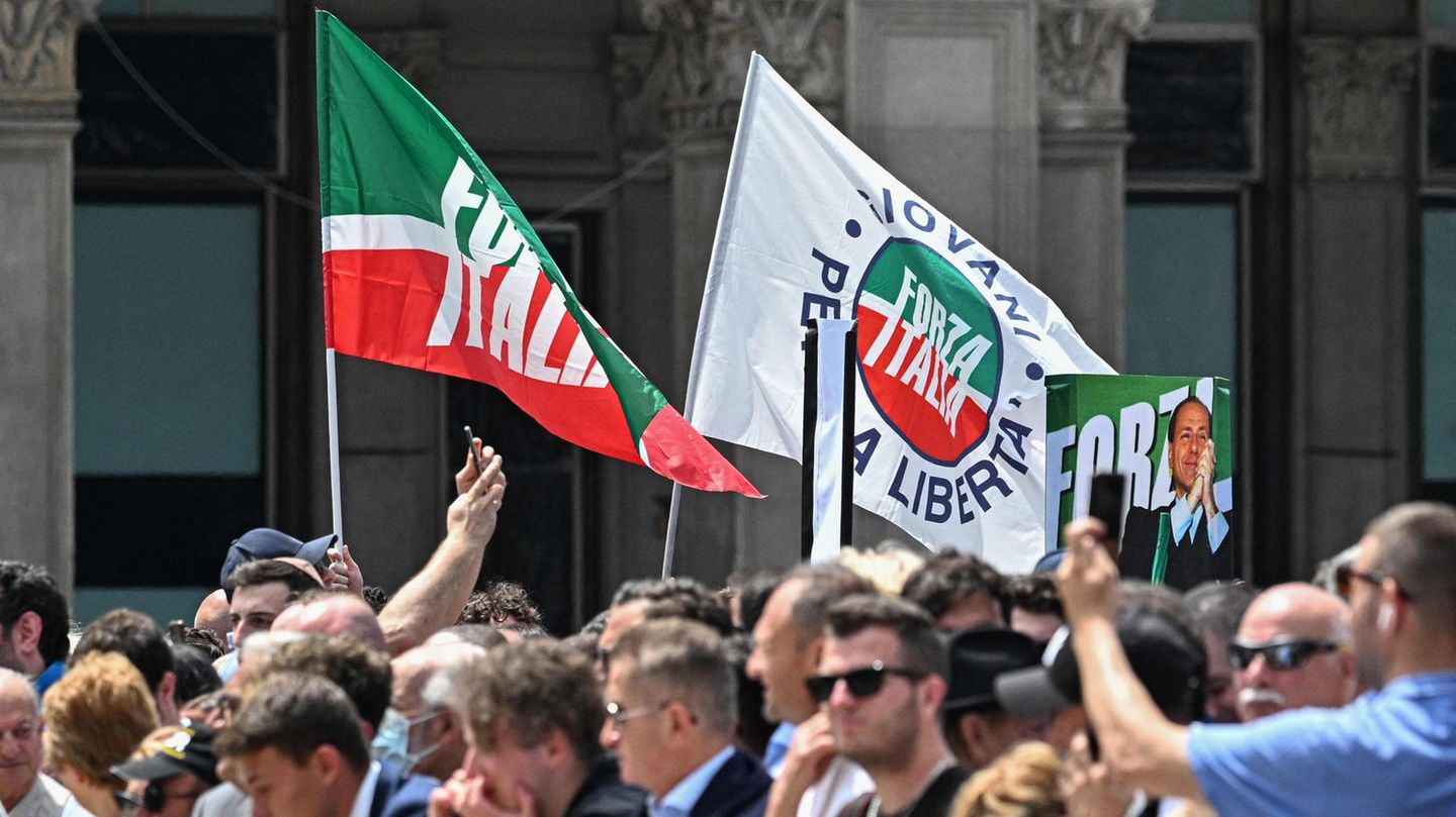 Berlusconi-Anhänger warten auf das Staatsbegräbnis und schwenken Fahnen