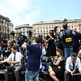 Begleitet wird das Spektakel von mehreren Fernsehkameras und Journalisten