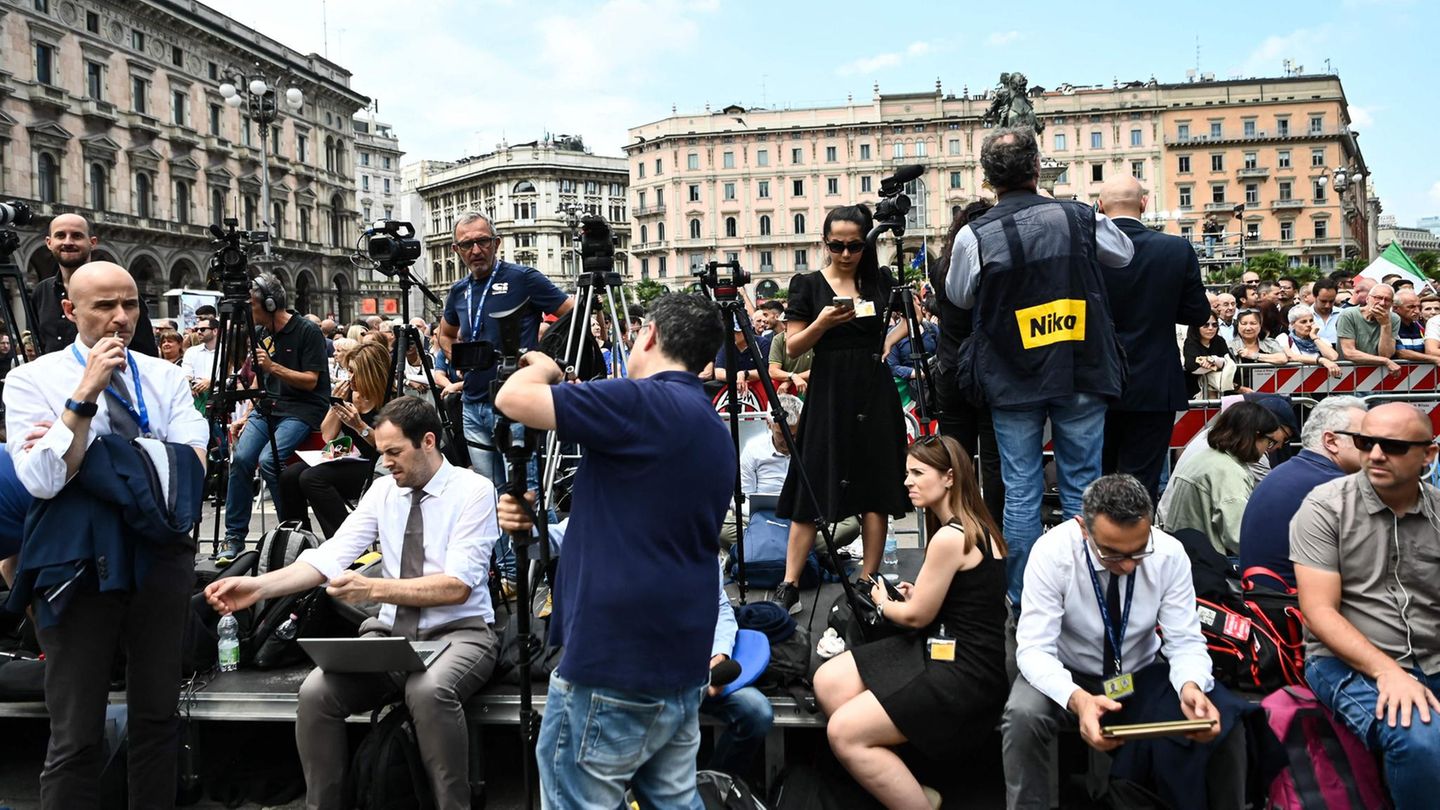 Begleitet wird das Spektakel von mehreren Fernsehkameras und Journalisten