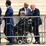 Der ehemalige Vorsitzende und Gründer der rechtsextremen Partei Lega, Umberto Bossi, trifft zu dem Staatsbegräbnis ein