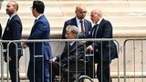 Der ehemalige Vorsitzende und Gründer der rechtsextremen Partei Lega, Umberto Bossi, trifft zu dem Staatsbegräbnis ein