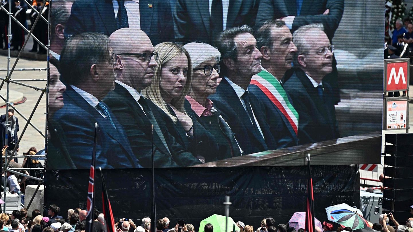 Italiens Regierungschefin Giorgia Meloni (4. v. l.) nimmt an dem Staatstrauerakt teil