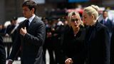 Begleitet wird der Sarg von der Familie des verstorbenen Politikers