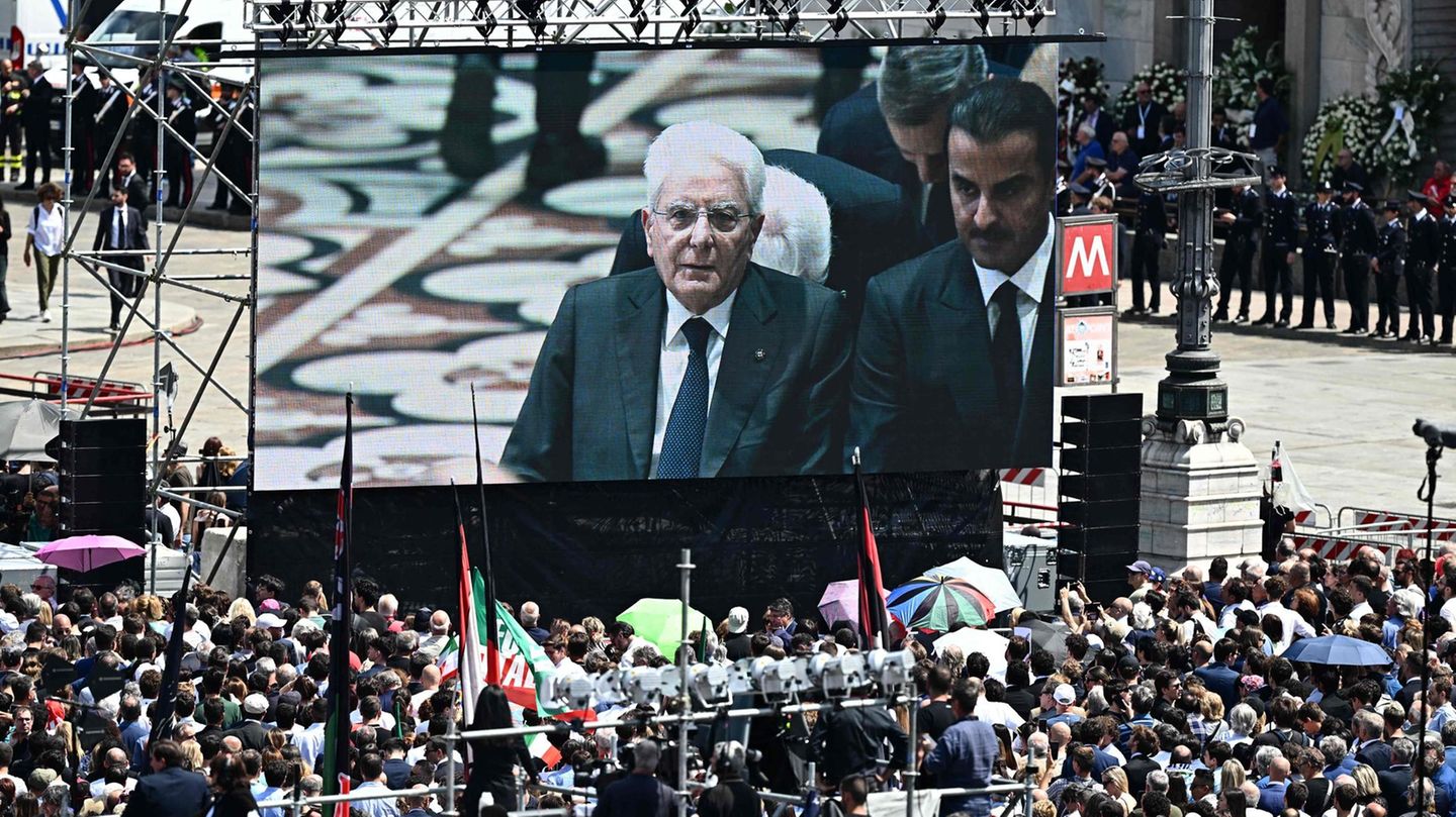 Sergio Mattarella, Staatspräsident Italiens, nimmt ebenfalls an der Trauerfeier teil
