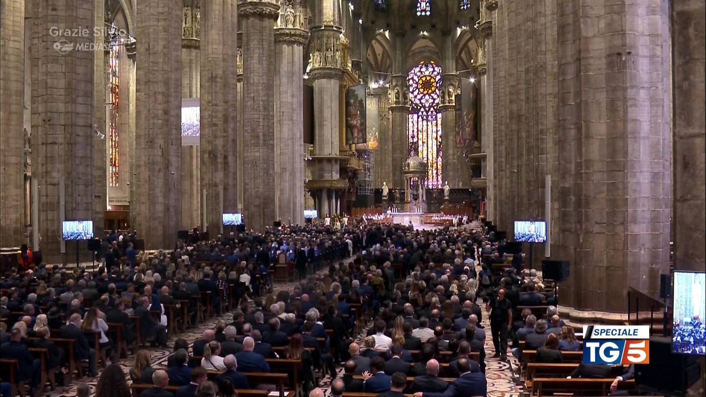 Der Mailänder Dom hat sich mit Menschen gefüllt, die Berlusconi die letzte Ehre erweisen wollen