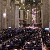 Der Mailänder Dom hat sich mit Menschen gefüllt, die Berlusconi die letzte Ehre erweisen wollen