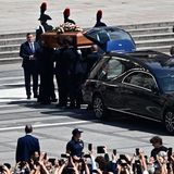 Sargträger bringen den Leichnam von Berlusconi in den Dom – unter den Augen und Kameras zahlreicher Menschen