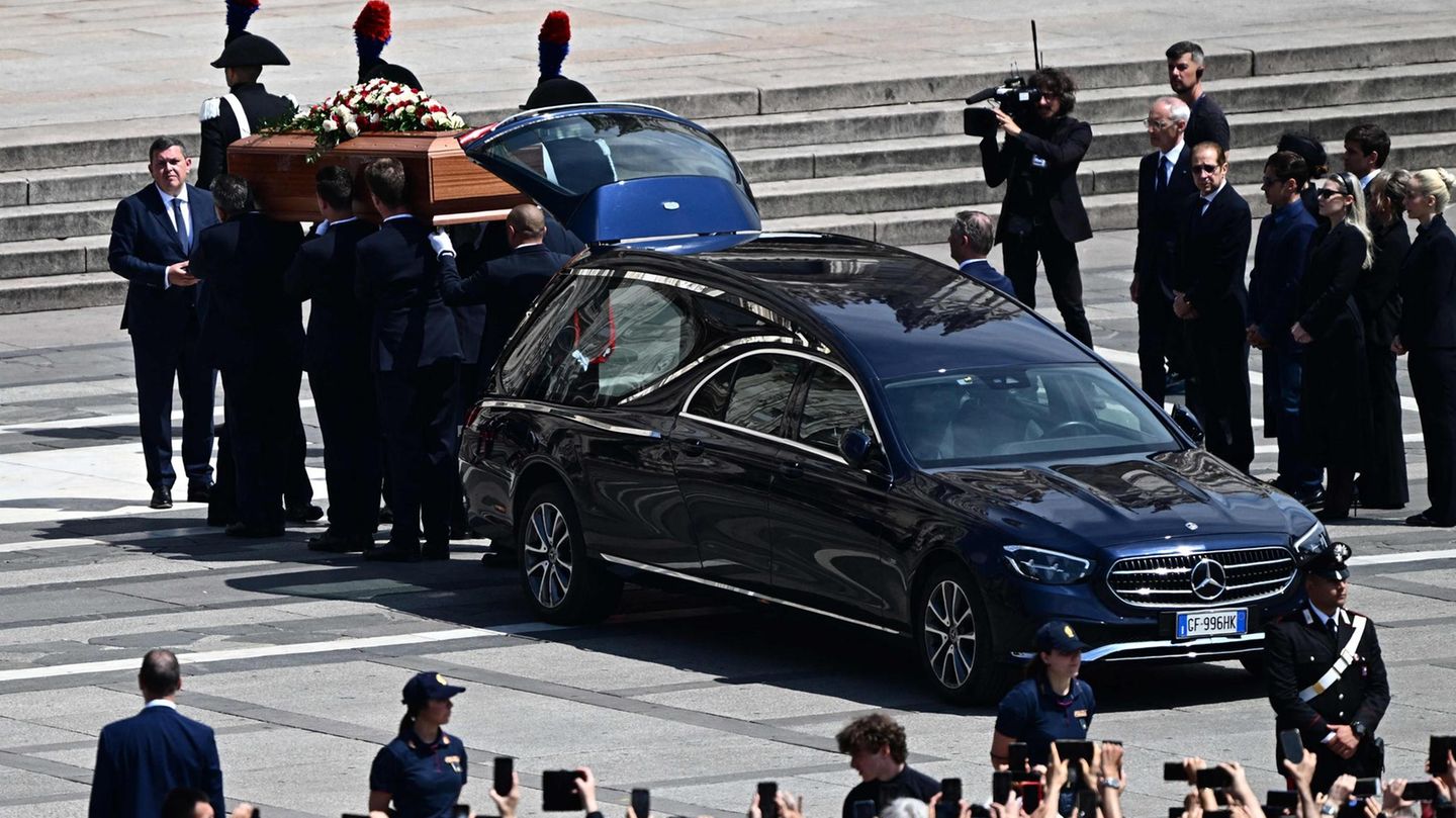 Sargträger bringen den Leichnam von Berlusconi in den Dom – unter den Augen und Kameras zahlreicher Menschen