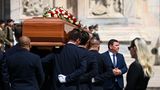 Tochter Barbara Berlusconi beobachtet, wie ihr Vater in den Mailänder Dom getragen wird