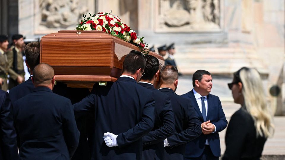 Tochter Barbara Berlusconi beobachtet, wie ihr Vater in den Mailänder Dom getragen wird