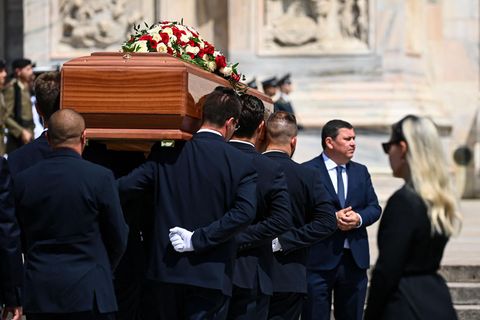 Tochter Barbara Berlusconi beobachtet, wie ihr Vater in den Mailänder Dom getragen wird