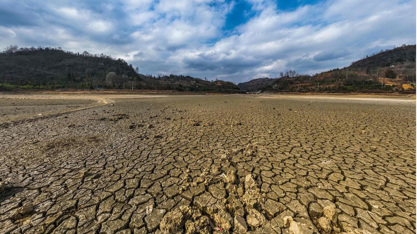 Der Biyanghe-Stausee im zentralchinesischen Bijie ist im Februar auch nicht mehr das, was er mal war. Statt Wasser sieht man ausgetrockneten Seegrund.