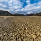 Der Biyanghe-Stausee im zentralchinesischen Bijie ist im Februar auch nicht mehr das, was er mal war. Statt Wasser sieht man ausgetrockneten Seegrund.