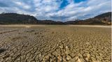 Der Biyanghe-Stausee im zentralchinesischen Bijie ist im Februar auch nicht mehr das, was er mal war. Statt Wasser sieht man ausgetrockneten Seegrund.