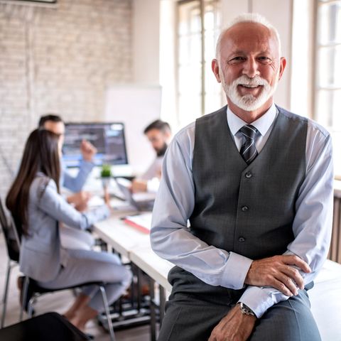 Senior im Büro