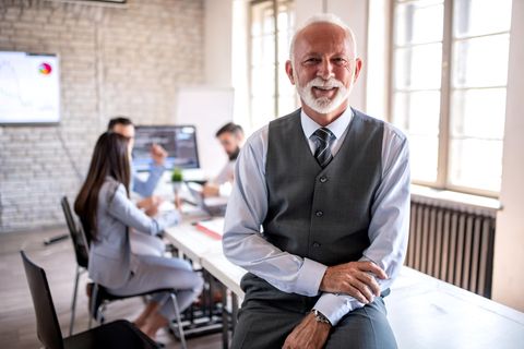 Senior im Büro