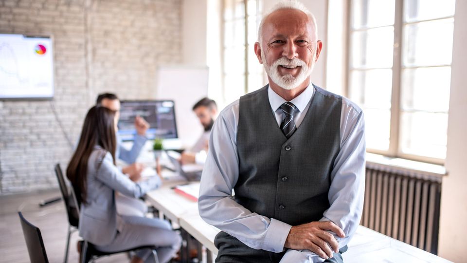 Senior im Büro