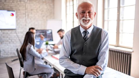 Senior im Büro
