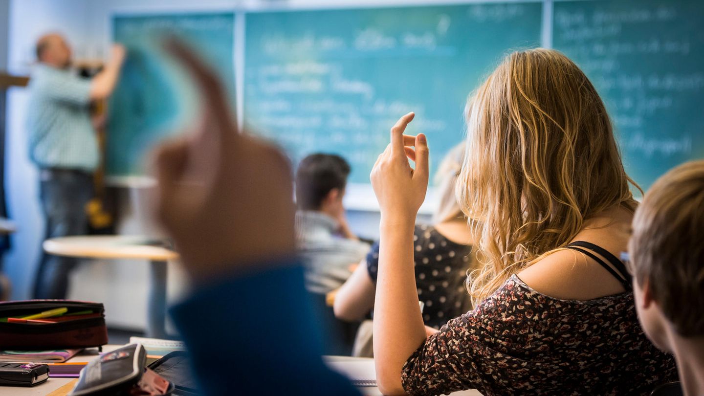 Schüler melden sich in Klasse
