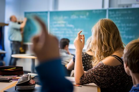 Schüler melden sich in Klasse