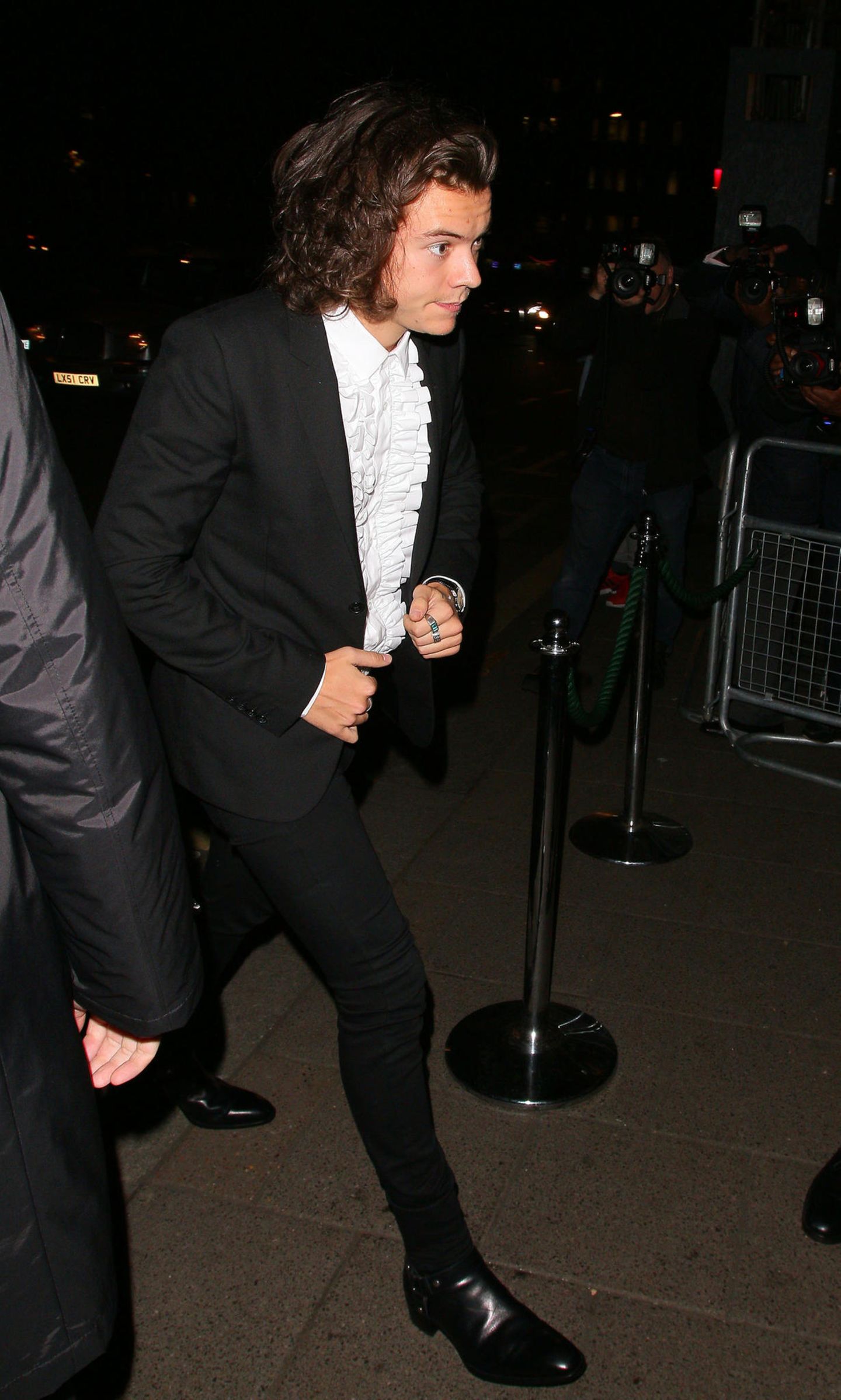 2014: Harry Styles in einem Rüschenhemd von Saint Laurent