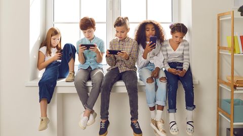 Auch viele Kinder und Jugendliche wickeln schon digital Geldgeschäfte ab