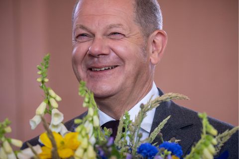 Olaf Scholz freut sich über Blumen