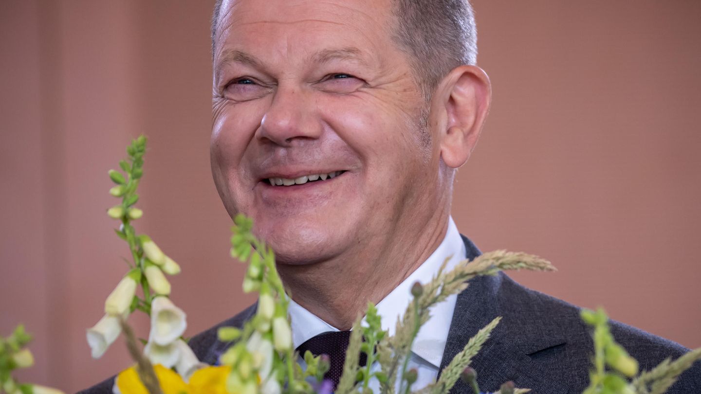 Olaf Scholz freut sich über Blumen