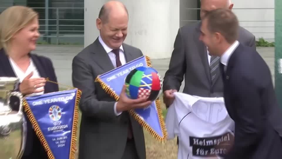 Video: Noch ein Jahr warten: Countdown für EM gestartet