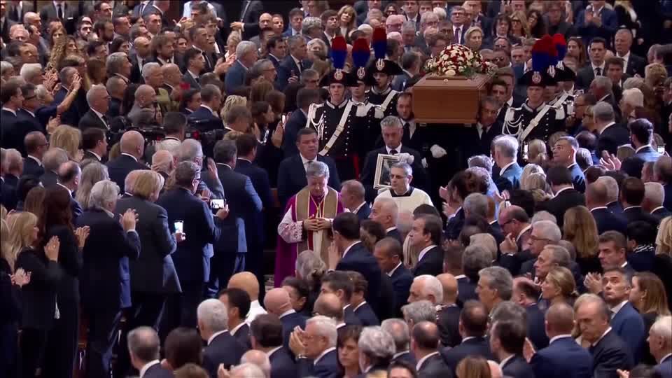 Video: Tränen und Fangesänge bei Staatsbegräbnis für Silvio Berlusconi