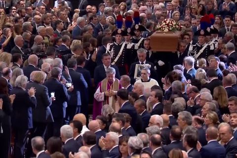 Video: Tränen und Fangesänge bei Staatsbegräbnis für Silvio Berlusconi