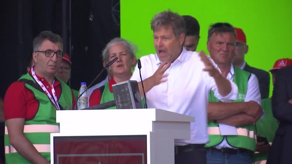 Video: Habeck sagt Stahlkochern Unterstützung zu