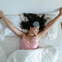 Frau wacht morgens nach dem Schlafen auf