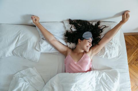 Frau wacht morgens nach dem Schlafen auf